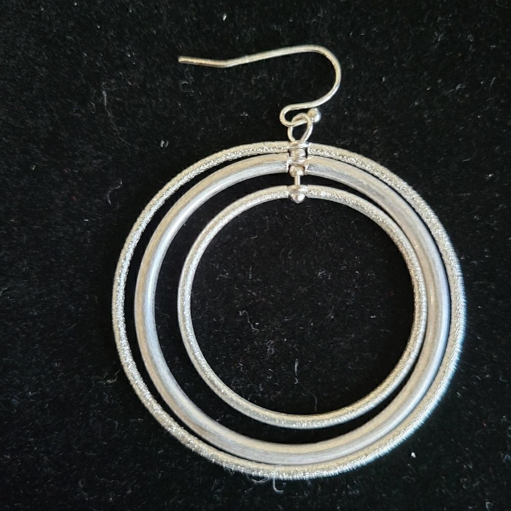 NWOT Silver Tone Statement Jewelry Earring - Picture 4 of 4